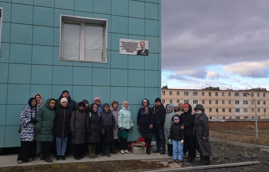 В Тикси открыли мемориальную доску Артуру Чилингарову
